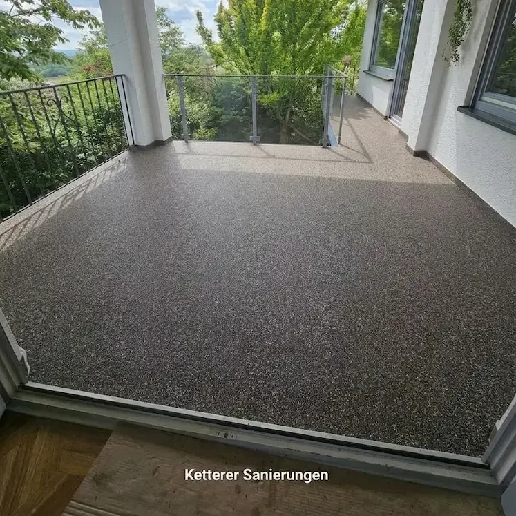 Vorher-Nachher-Vergleich einer Balkonsanierung in Freiburg: Fertiger Balkon mit langlebiger Marmorstein-Beschichtung.