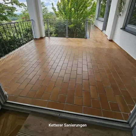 Vorher-Nachher-Vergleich einer Balkonsanierung in Freiburg: Veralteter Fliesenboden vor den Sanierungsarbeiten.