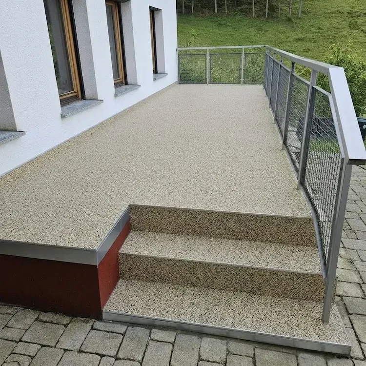 Vorher-Nachher-Vergleich einer Terrassensanierung in Freiburg: Fertige Terrasse mit modernem Steinteppich und neuem Abdichtungssystem.