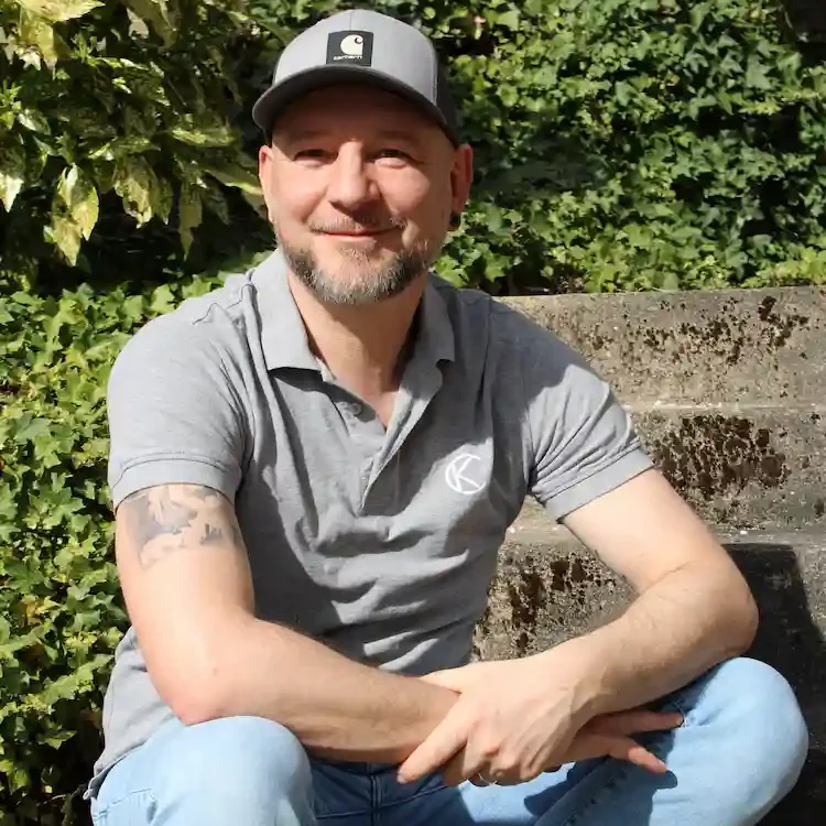 Inhaber Stefan Ketterer sitzt und blickt freundlich in die Kamera – Geschäftsführer von Ketterer Fautz Sanierungen GmbH.