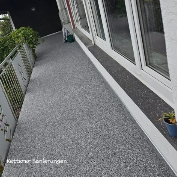 Fertig modernisierter Außenbalkon nach der erfolgreichen Sanierung