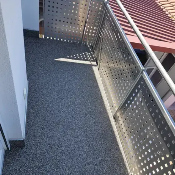 Komplett fertig sanierte und modernisierte Balkonfläche mit einer fugenlosen Marmorstein-Beschichtung im Raum Freiburg.