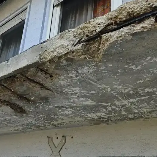 Rissiges und stark beschädigtes Betonfundament eines Balkons vor den Instandsetzungsarbeiten im Raum Freiburg.