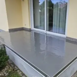 Nahaufnahme einer sanierten Außentreppe mit Rutschhemmung und klarem Fokus auf die Kante