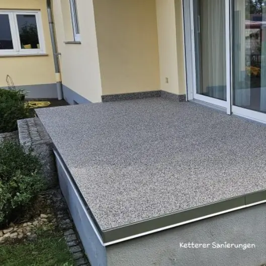 Komplett fertig sanierte Terrassenfläche mit einer fugenlosen Marmorsteinbeschichtung als Steinteppich im Raum Offenburg.