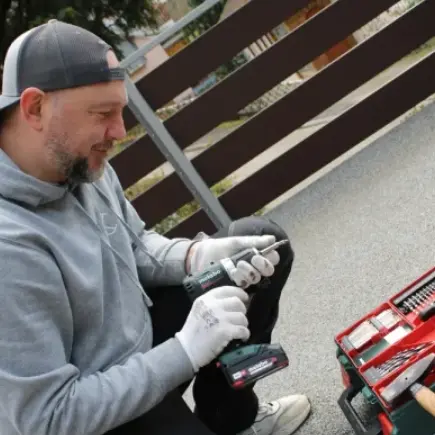Stefan Ketterer stellt einen Akkuschrauber ein, um mit den Sanierungsarbeiten am Balkon zu beginnen
