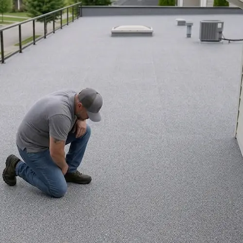 Inhaber Stefan Ketterer von der Ketterer Fautz GmbH prüft die Qualität nach einer erfolgreichen Flachdach-Sanierung.